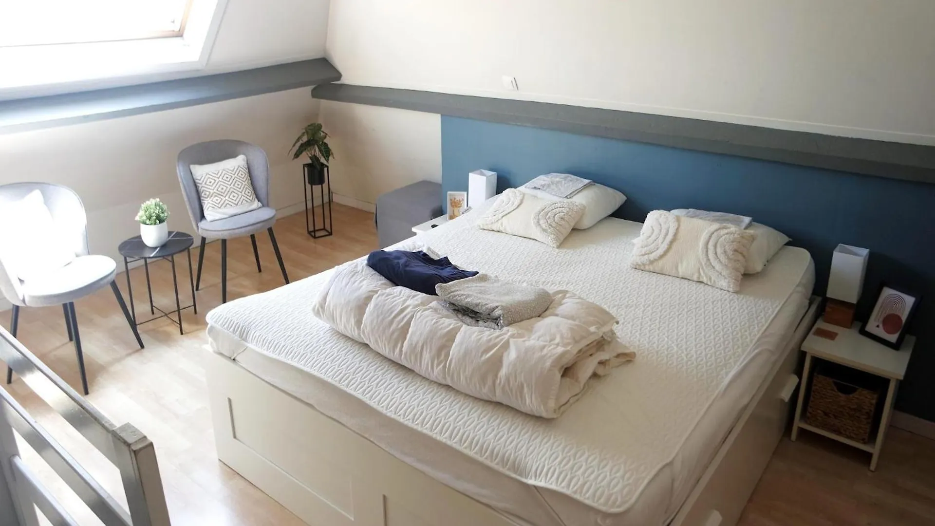 Town House With View Over The 3 Towers Of Bruges, Cleaning Included Hébergement de vacances